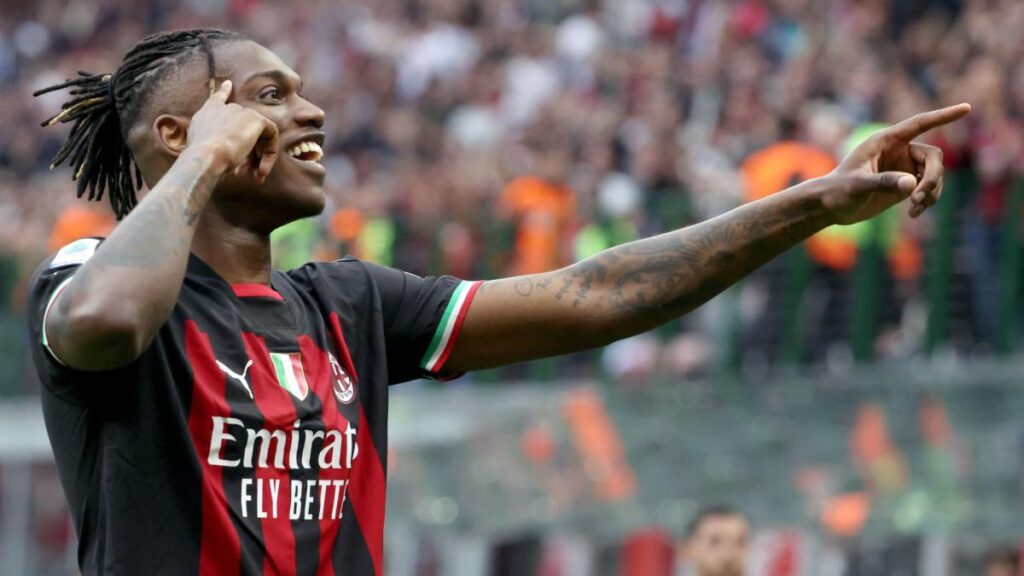 Rafael Leão exits injured in AC Milan vs Bari clash
