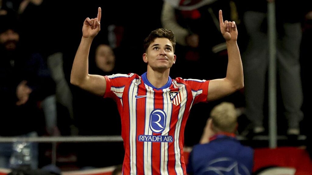 Video: Julián Álvarez nets stunning free-kick for Atlético