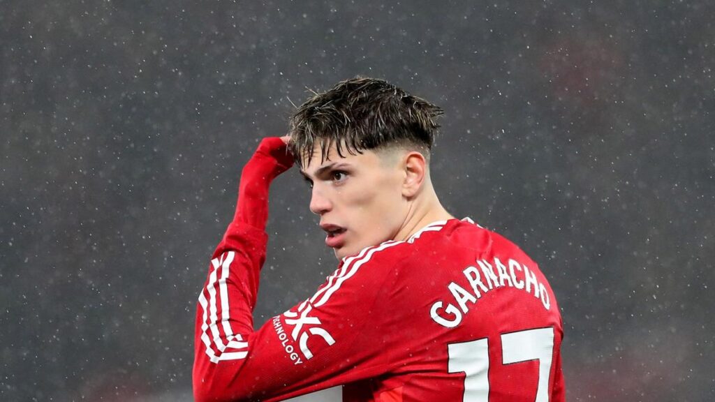 Manchester United Set to Sell Garnacho to Chelsea for £40 Million