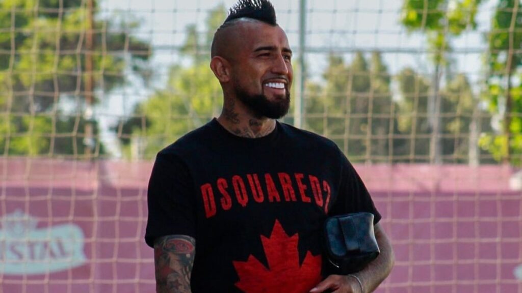 Arturo Vidal Enjoys Relaxing Moments with Friends While Flying a Kite