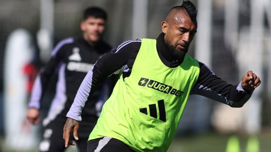 Arturo Vidal Offers Condolences Following Fan’s Death at Chilean Superclásico