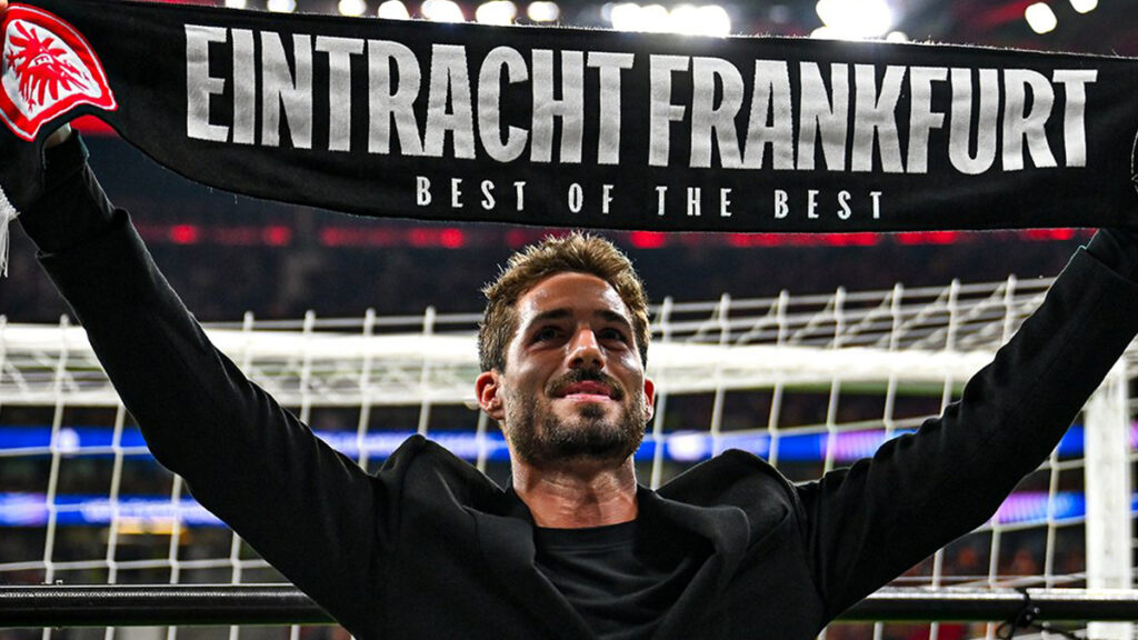 Eintracht Fans Honor Kevin Trapp with Heartfelt Farewell
