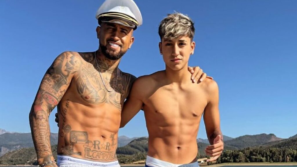 Father and Son Share Special Moment: Arturo Vidal Gets Matching Tattoos with His Eldest Son Father and Son Share Special Moment: Arturo Vidal Gets Matching Tattoos with His Eldest Son