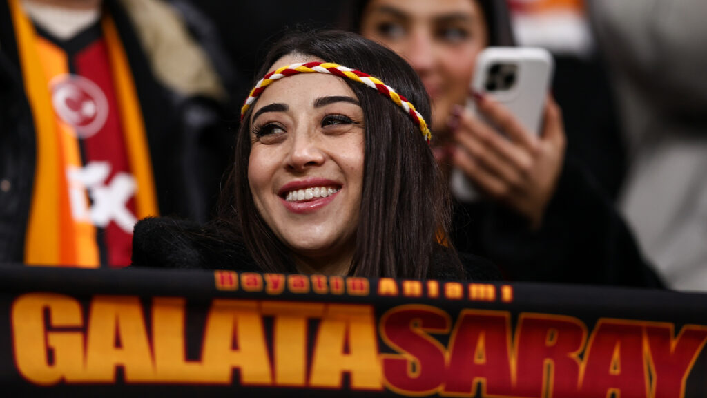 Galatasaray Fans Invite Newlyweds to Celebrate in Frankfurt