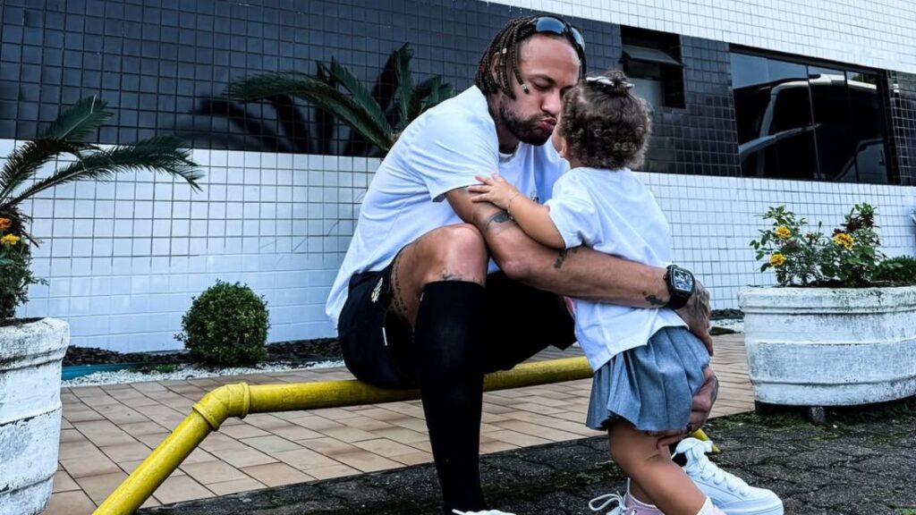 Heartwarming Scene: Neymar Shares How His Daughter Celebrates Santos’ Win Against São Paulo Heartwarming Scene: Neymar Shares How His Daughter Celebrates Santos’ Win Against São Paulo