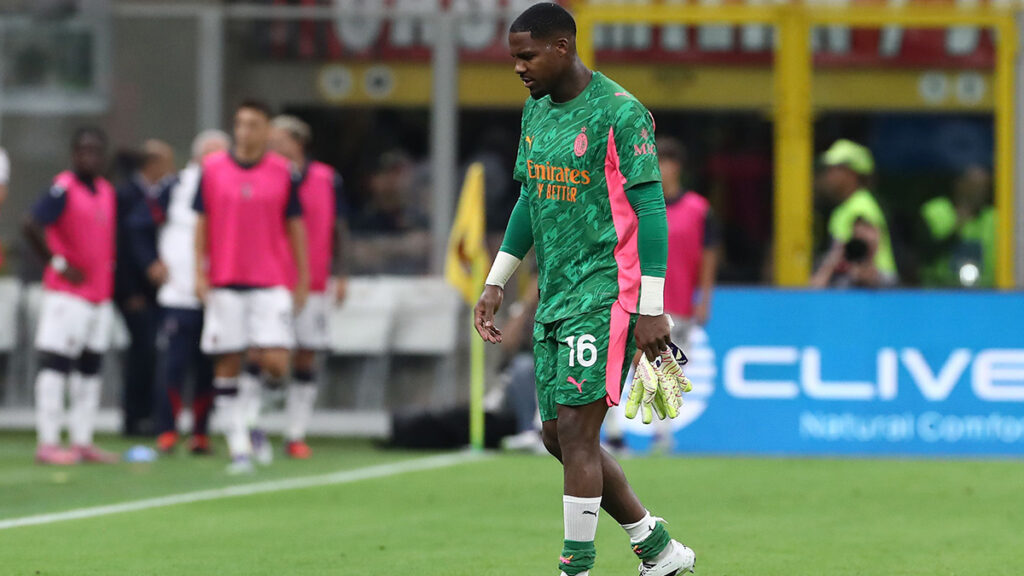 Manchester United Aims to Sign Mike Maignan