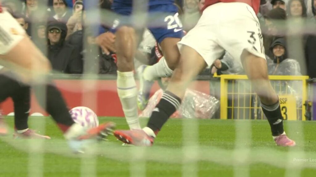 Manchester United Defender Steps on João Pedro’s Foot: No Foul Called by Referee – Was It a Penalty?