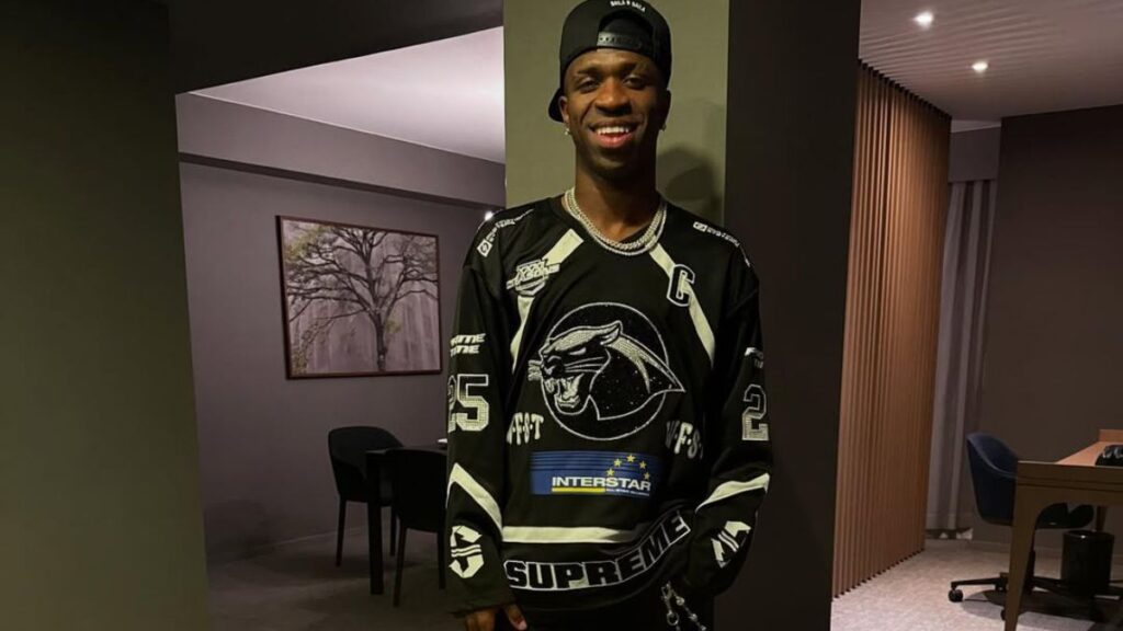 Vinicius Posts New Holiday Photo While on Break