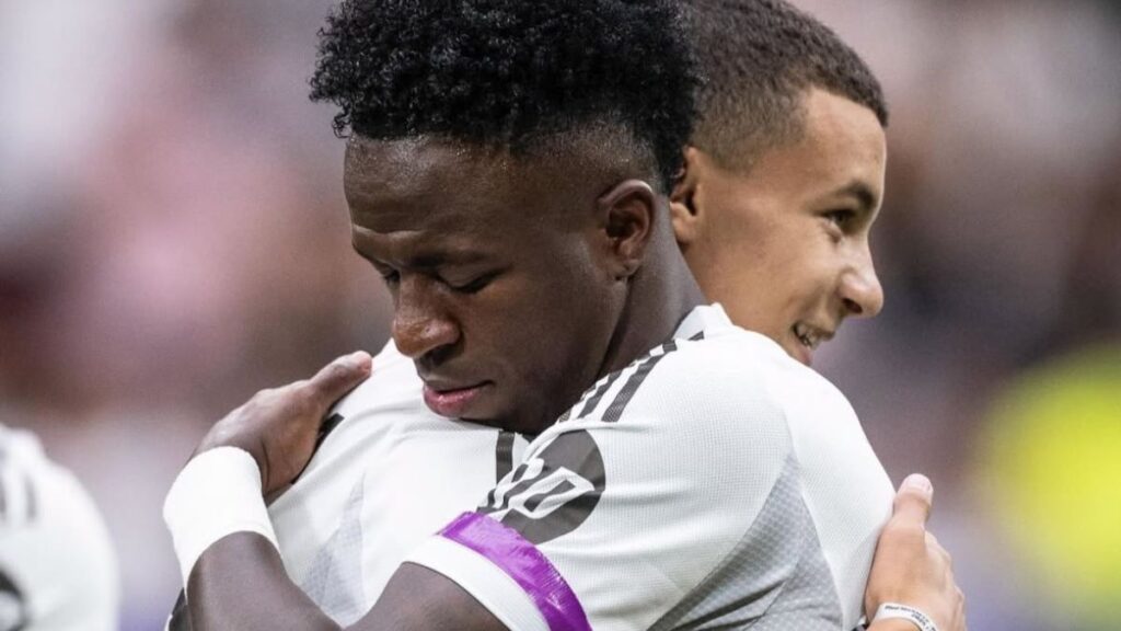 Vinicius Posts Photo with Abderrahim Ouhida, a Earthquake Survivor from Morocco