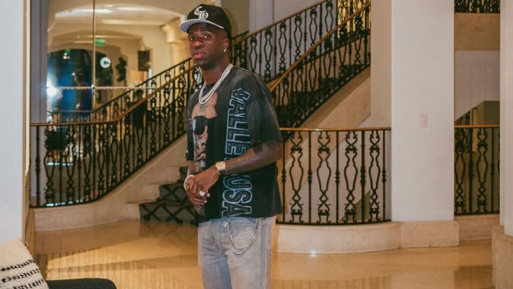 Vinícius Posts Stylish Personal Photo with His Maybach Vinícius Posts Stylish Personal Photo with His Maybach