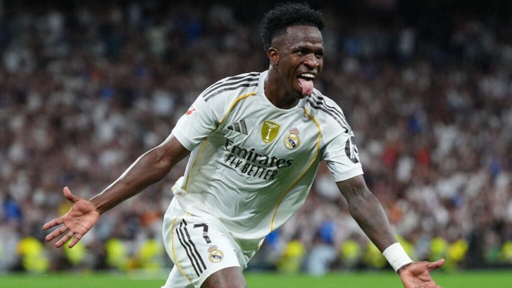 Vinicius Watches Alverca Take on Benfica Live