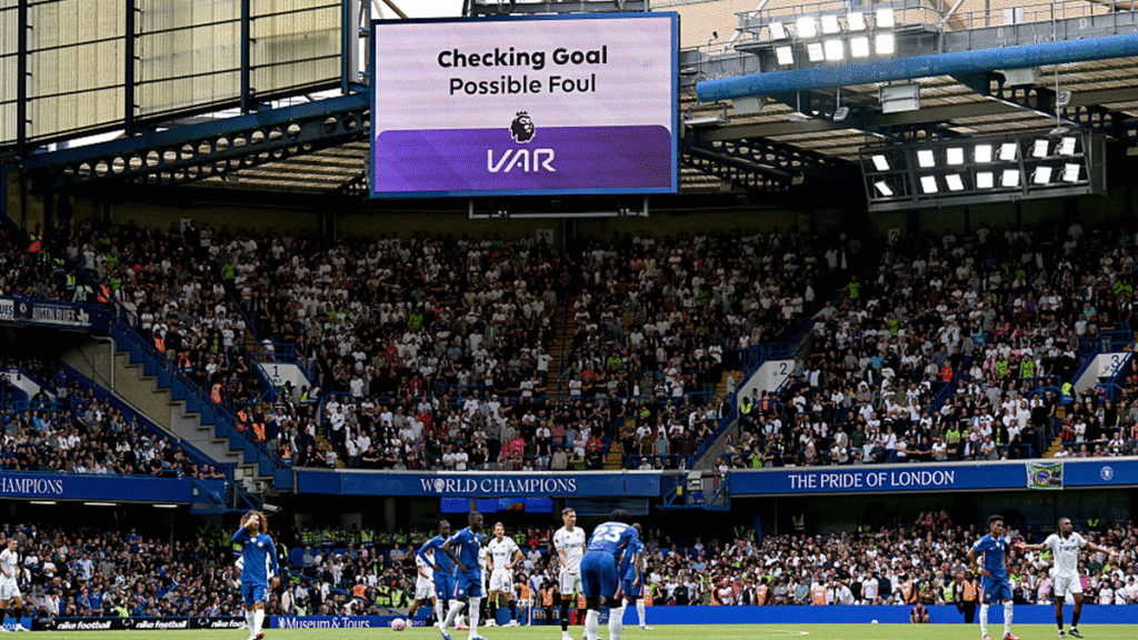 Webb Acknowledges Refereeing Mistake in Chelsea vs Fulham Game Webb Acknowledges Refereeing Mistake in Chelsea vs Fulham Game