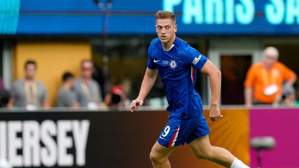 Enzo Maresca Criticizes Liam Delap Following His Red Card Incident Enzo Maresca Criticizes Liam Delap Following His Red Card Incident