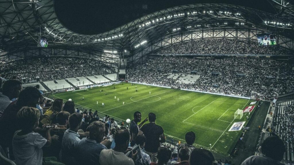 English Fans Expose a Massive Scandal at the Vélodrome Stadium!