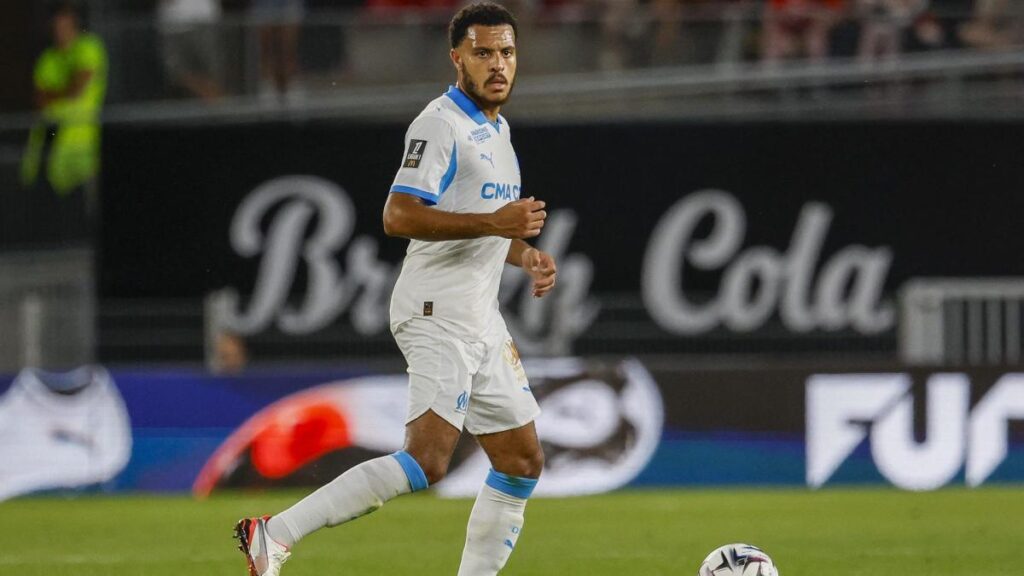 Tension Flares Between Roberto De Zerbi and CJ Egan-Riley Tension Flares Between Roberto De Zerbi and CJ Egan-Riley