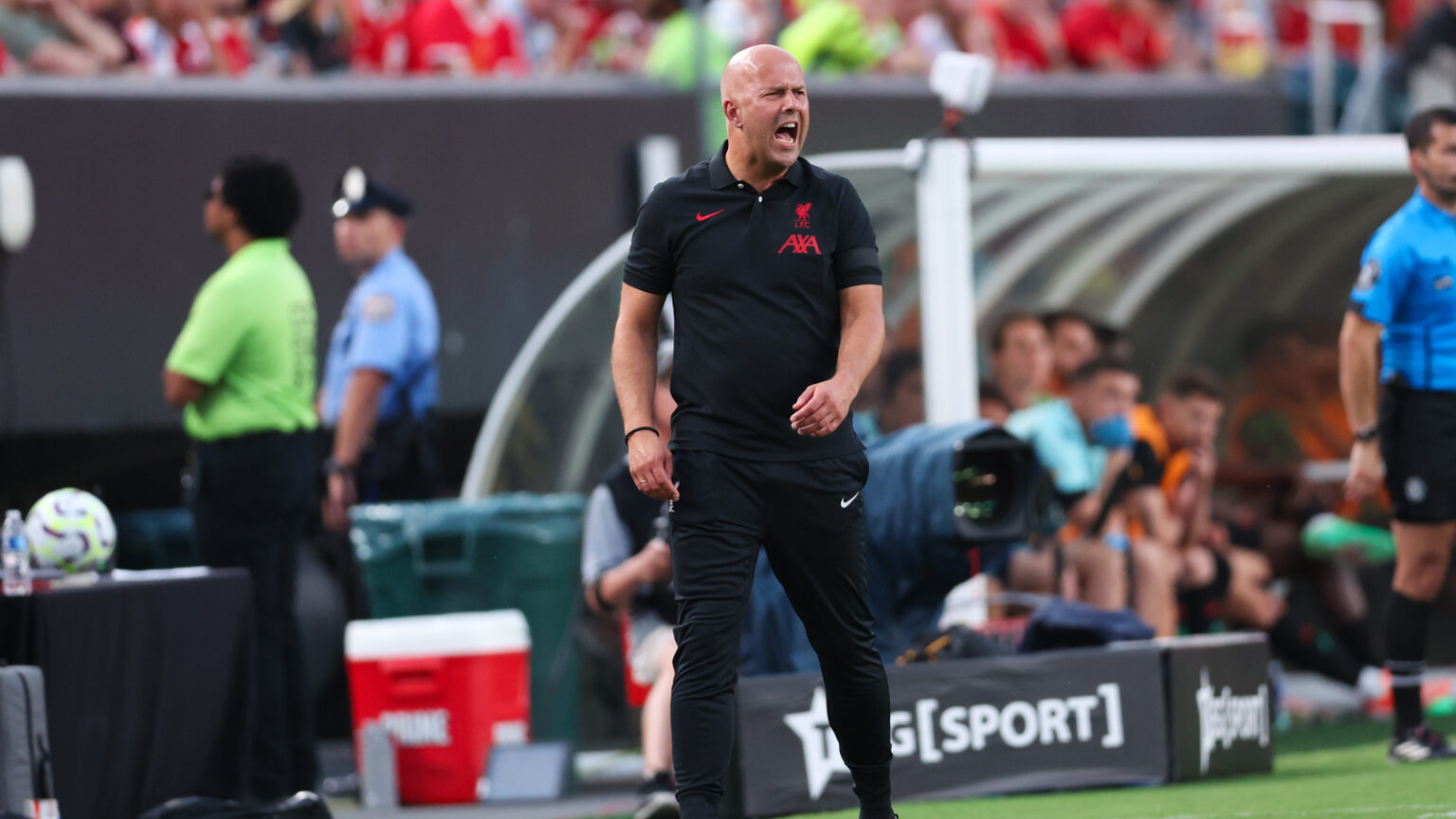 Arne Slot Shares His Thoughts on Micky van de Ven’s Tackle That Injured Isak