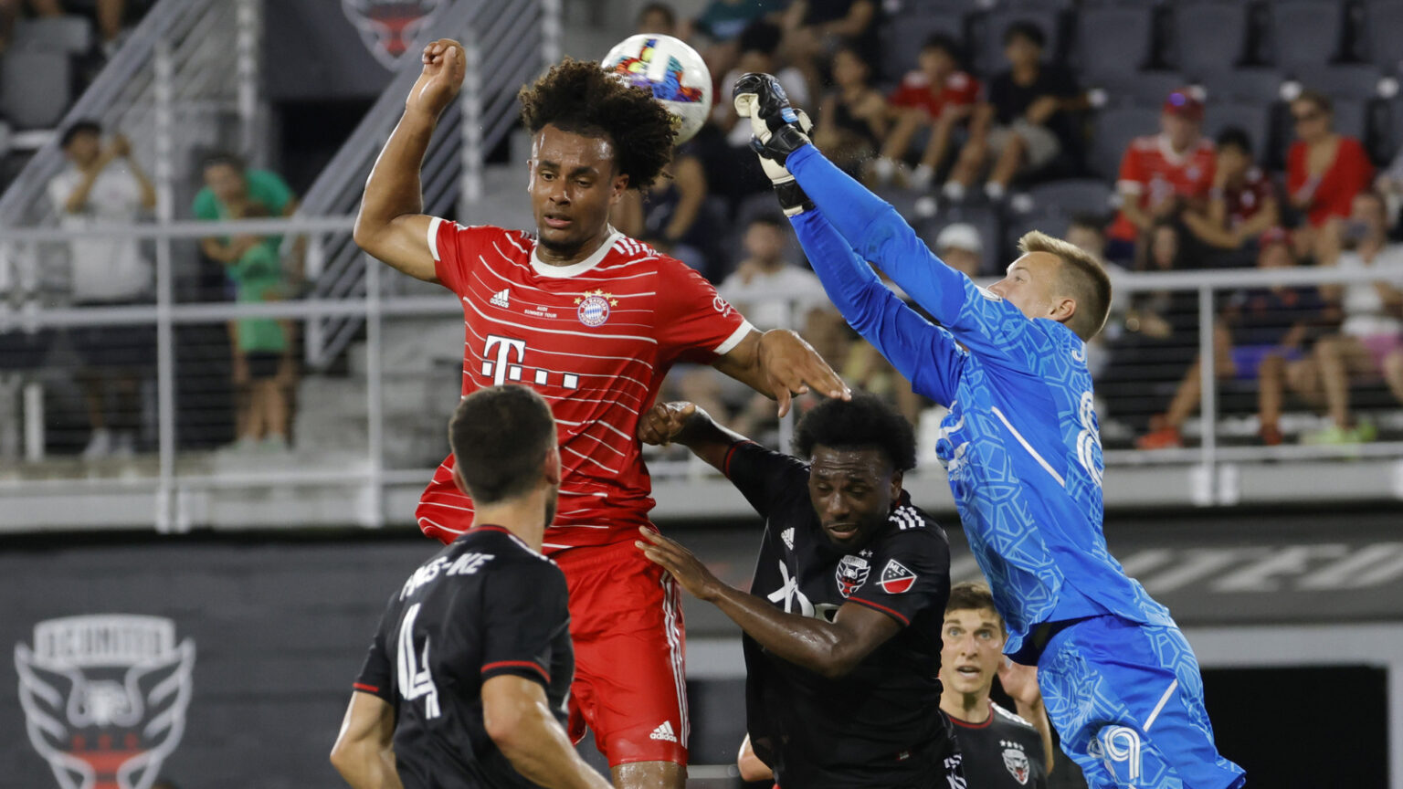 Joshua Zirkzee Seeks Transfer in Meeting with Manchester United