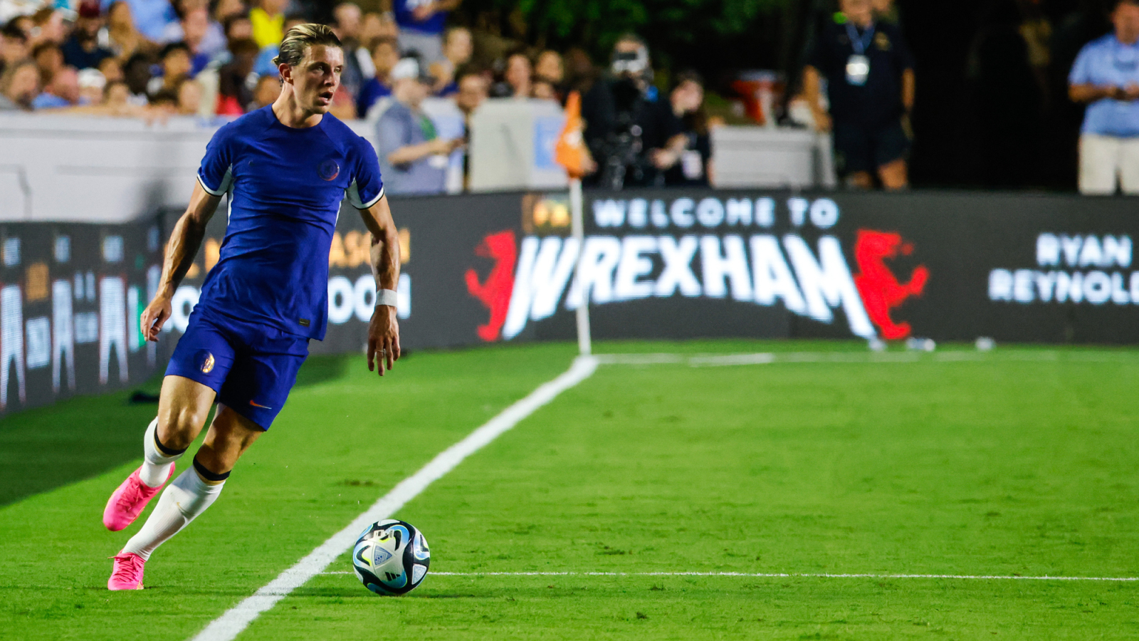 Aston Villa Outpaces Manchester United in Race for January 2026 Midfielder