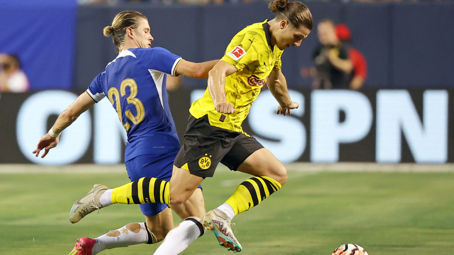 Aston Villa Targets Manchester United’s January 2026 Midfield Prospect