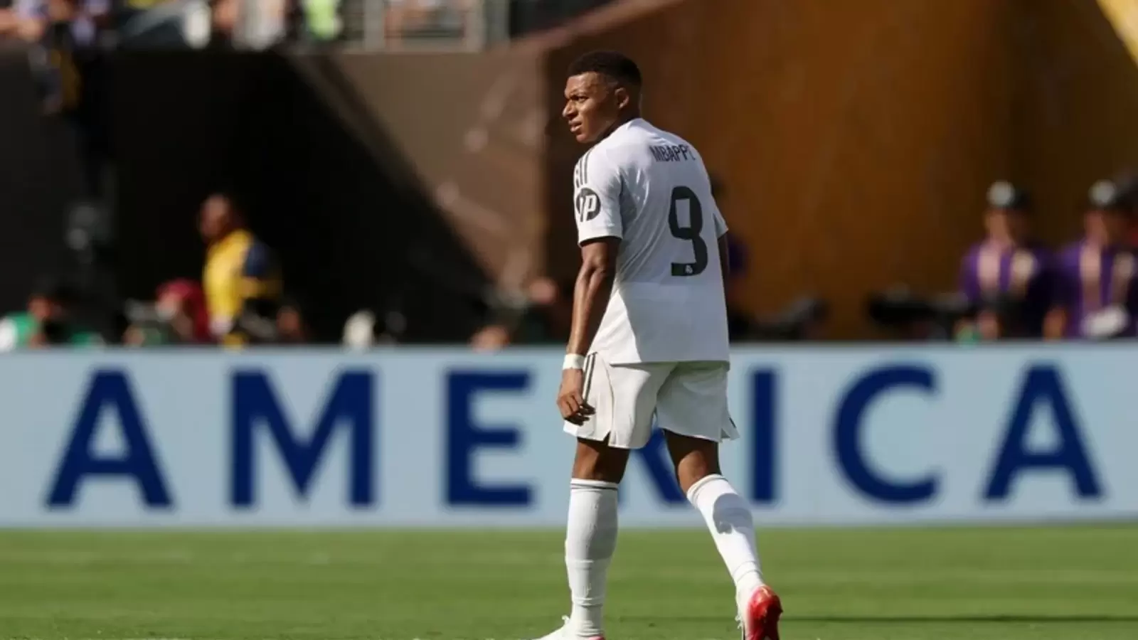 Bernabéu Turmoil: Xabi Alonso's Departure and Kylian Mbappé's Heartfelt Goodbye