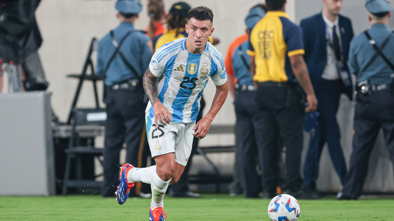 Lisandro Martinez Takes on Paul Scholes in a New Challenge