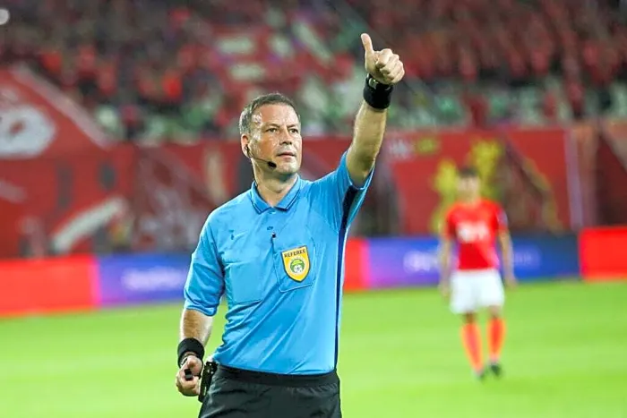 Mark Clattenburg explains why VAR didn’t intervene on Man United’s disallowed goal.