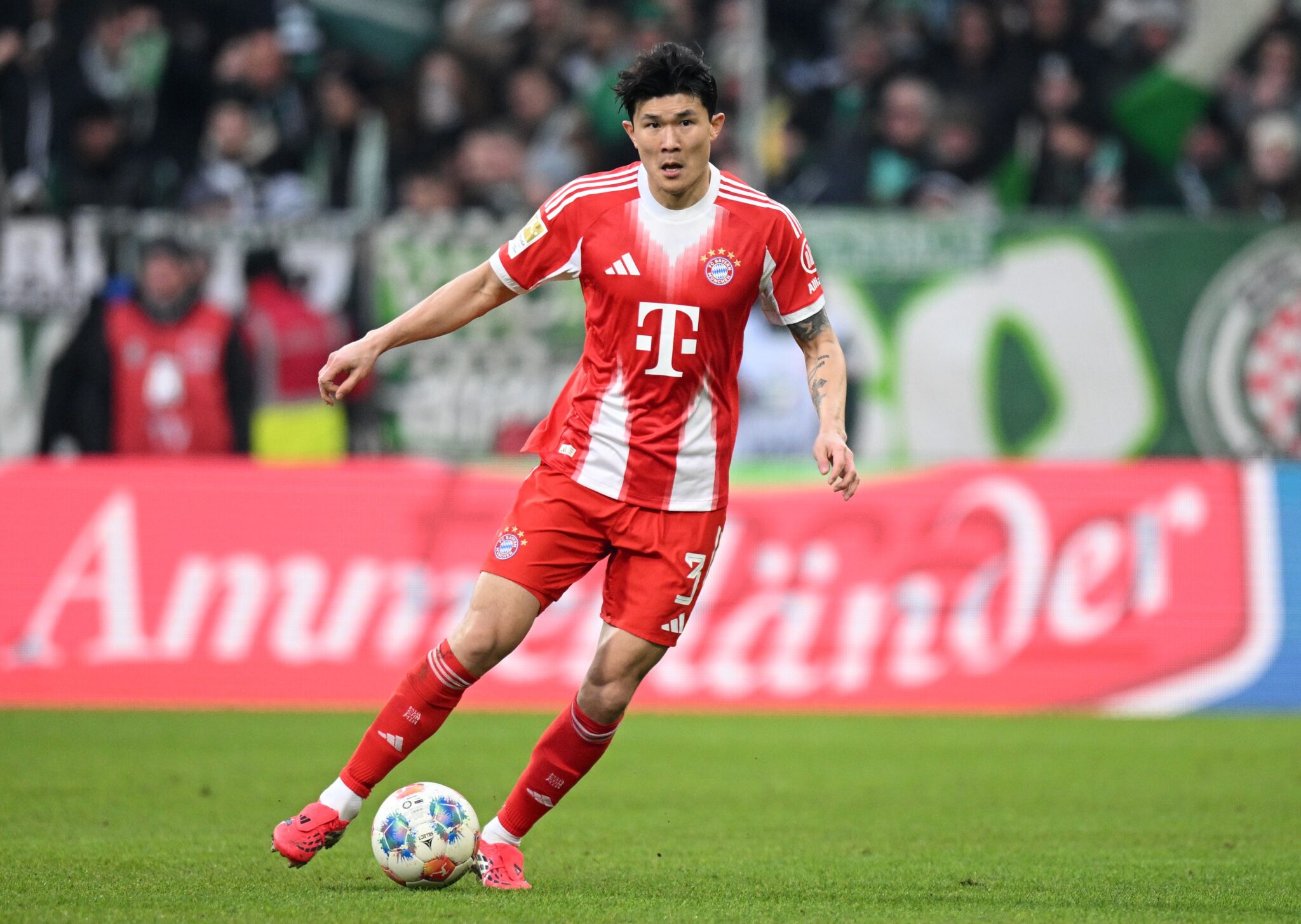 Bayern Considering Defender's Exit as Chelsea and Spurs Show Interest