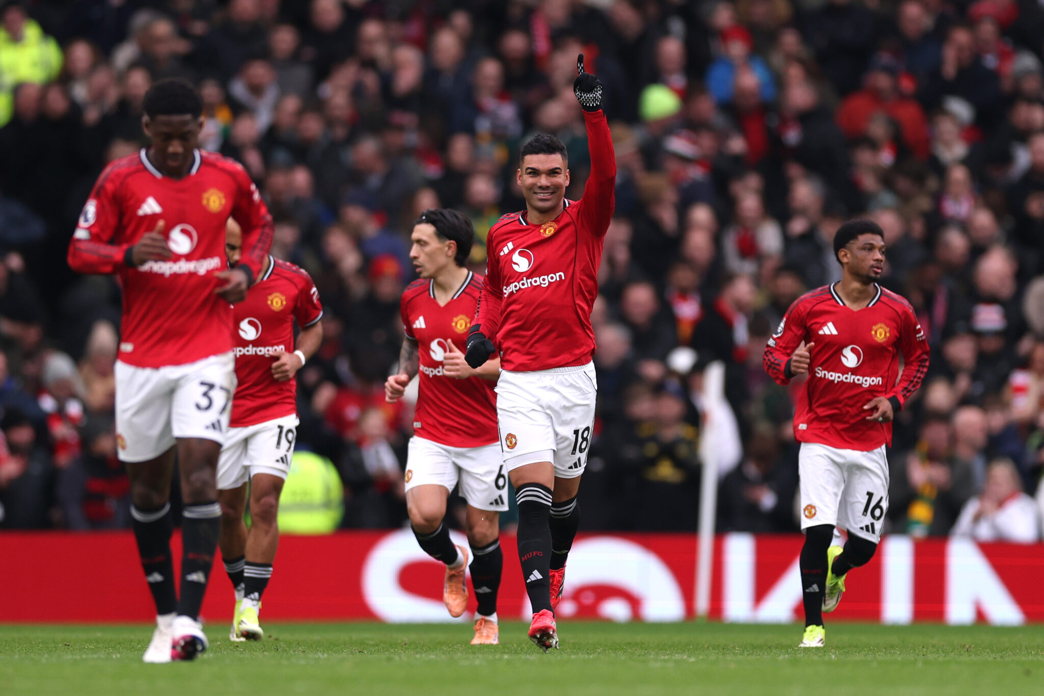 Carragher Clarifies Remarks on Casemiro After His Strong Comeback