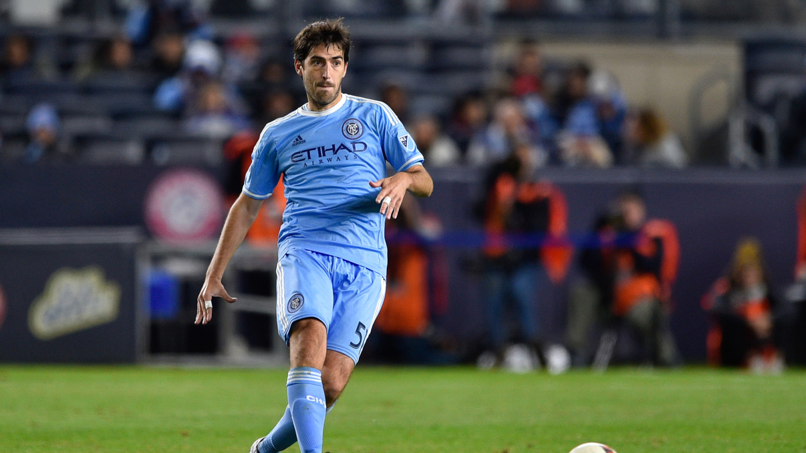 Andoni Iraola Provides Update on Bournemouth Injuries Ahead of Manchester United Match