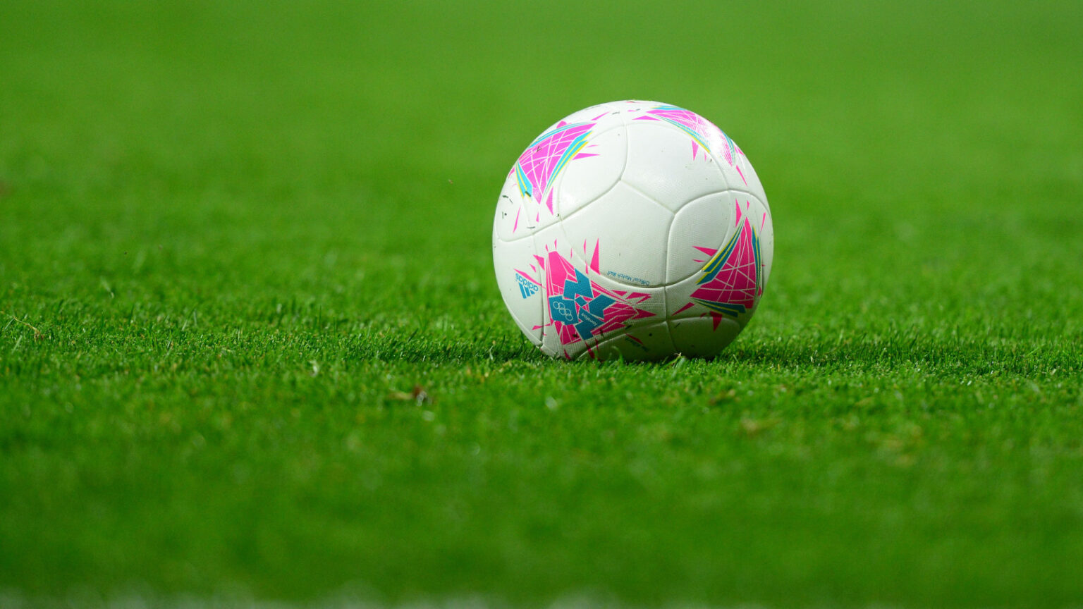 Bryan Robson Offers Financial Support to Manchester United Players