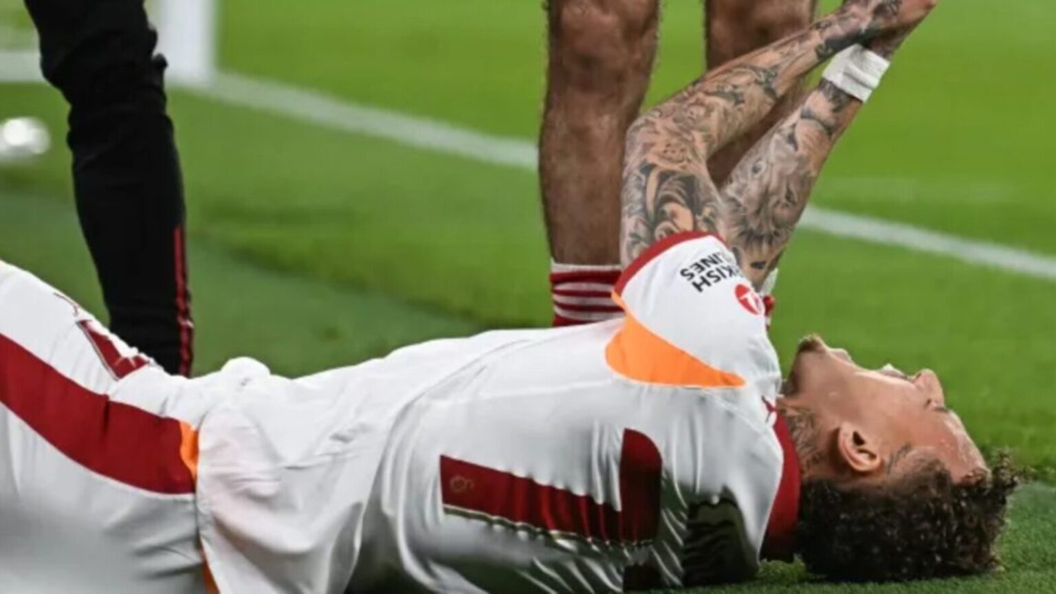 Galatasaray’s Noa Lang Injured After Finger Caught in Advertising Board During UCL Match Against Liverpool
