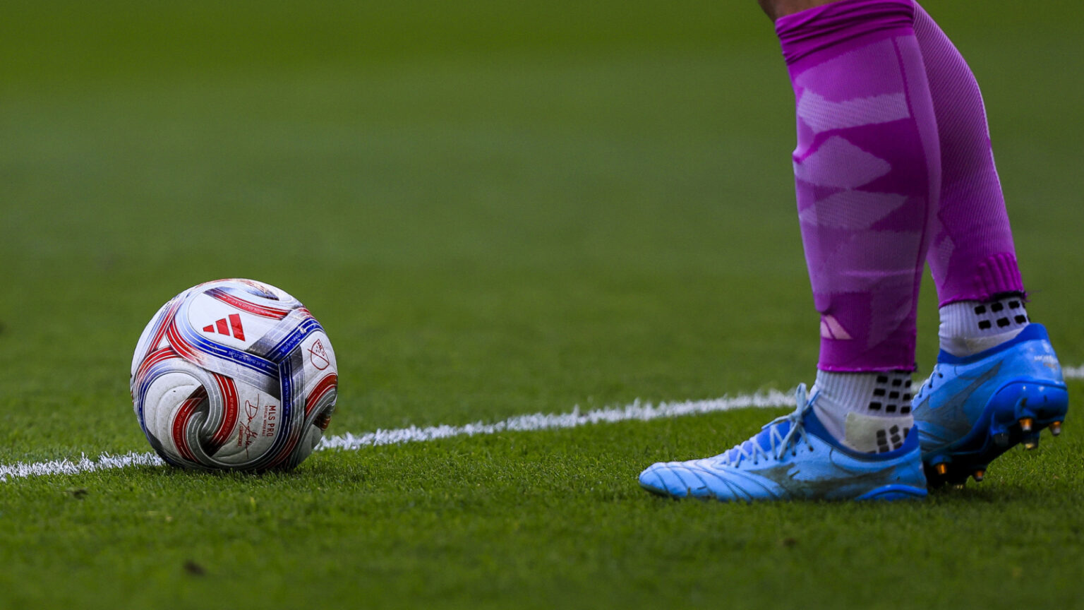 Manchester United Leads the Race to Sign Juventus Star