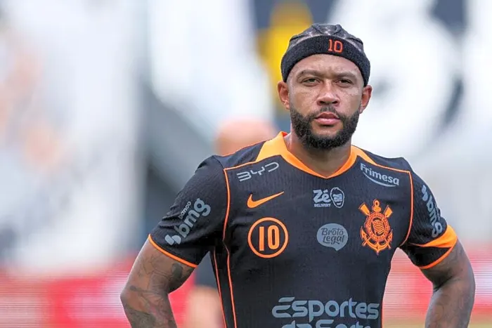 Memphis Depay Clarifies Phone Incident on Bench During Corinthians vs Flamengo Match