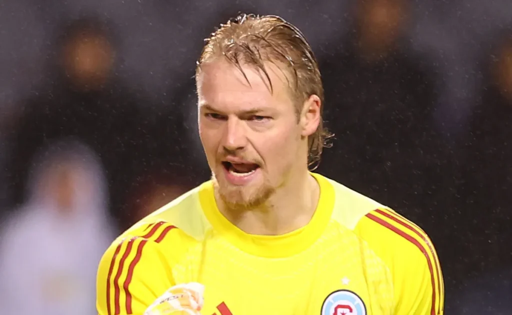 മാതൃകയാക്കുന്നത് നോയറിനെയും കോർട്ടോയെയും: പ്രചോദനം വെളിപ്പെടുത്തി ചിക്കാഗോ ഫയർ താരം ക്രിസ് ബ്രേഡി