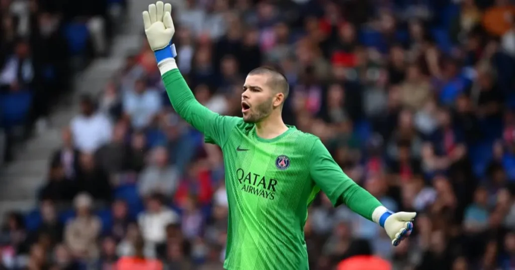 Ligue 1: इमैनुएल पेटीट ने पीएसजी से शेवेलियर को गोलकीपिंग में मौका देने की मांग की