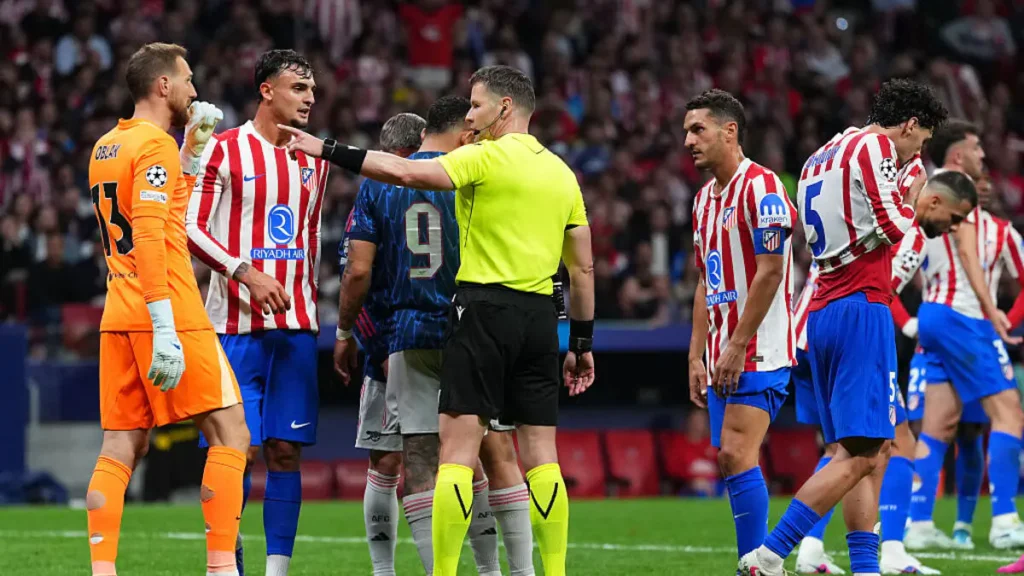 Arteta discusses two penalties during Atlético match