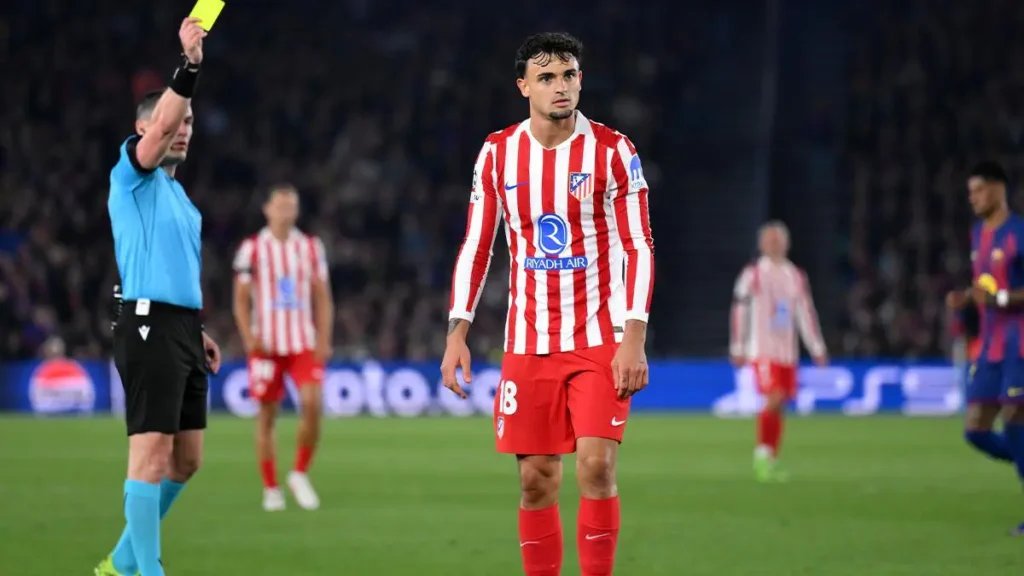 Atlético Defender’s Handball Goes Unnoticed by Referee After Goalkeeper’s Pass