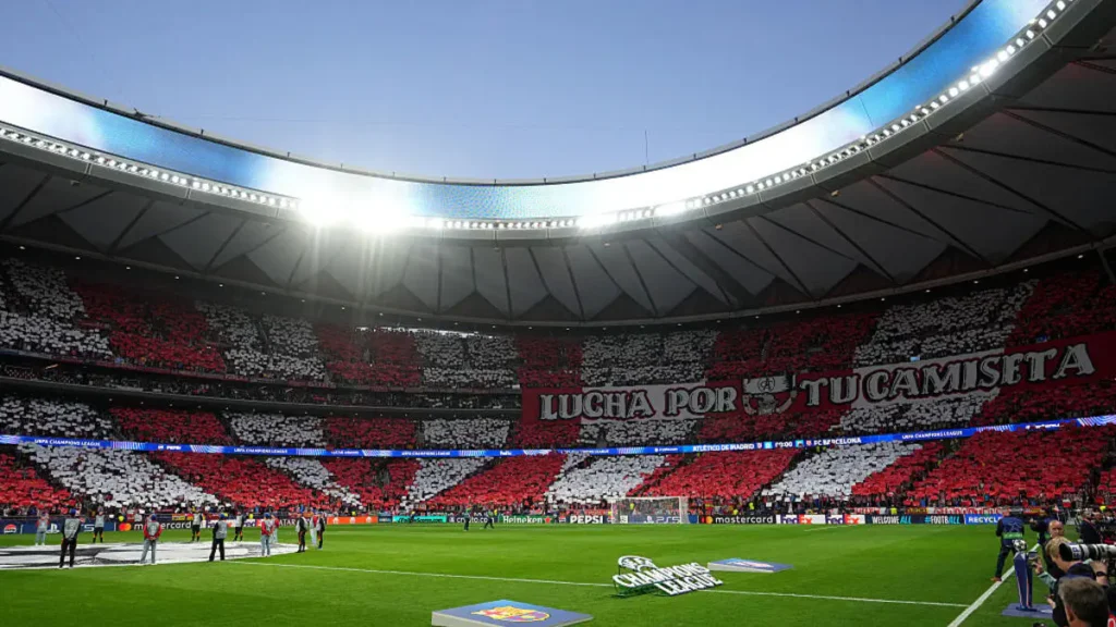 Atlético Madrid Fans Offer Incredible Welcome to Their Team en Route to the Stadium Atlético Madrid Fans Offer Incredible Welcome to Their Team en Route to the Stadium