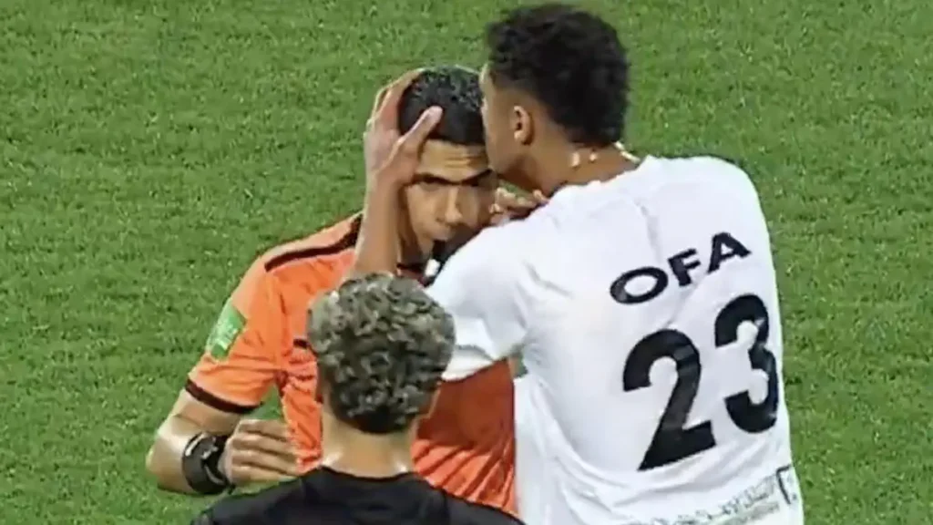 Egyptian Footballer Surprises Referee with Unexpected Kiss Egyptian Footballer Surprises Referee with Unexpected Kiss