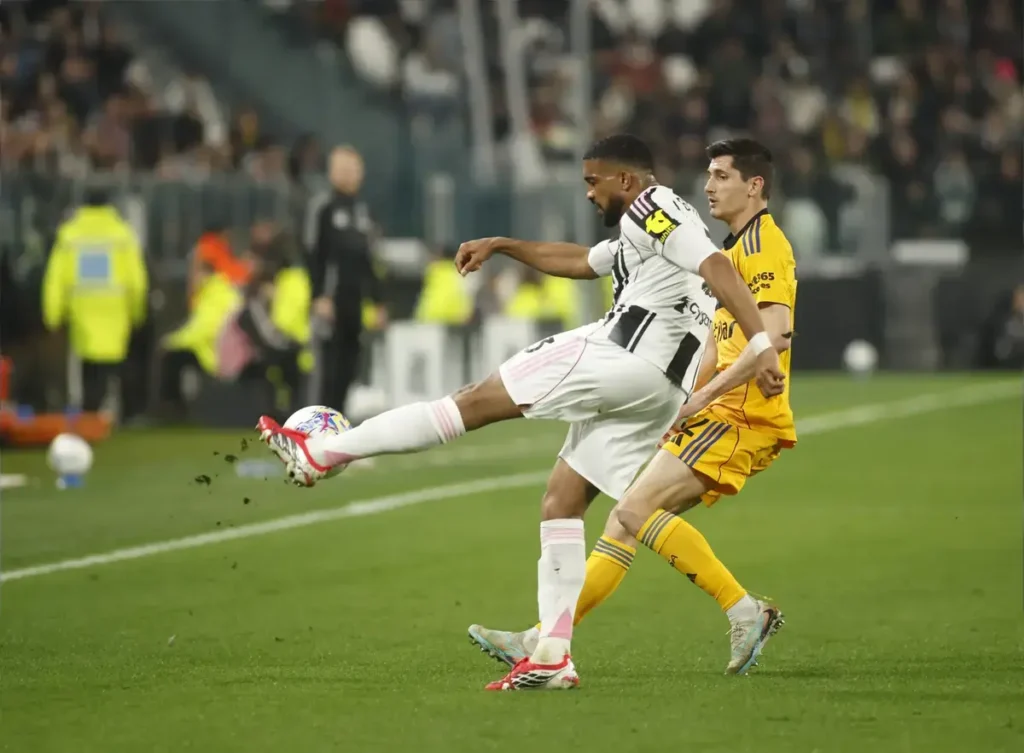 Liverpool Ahead of Tottenham in the Chase for Gleison Bremer