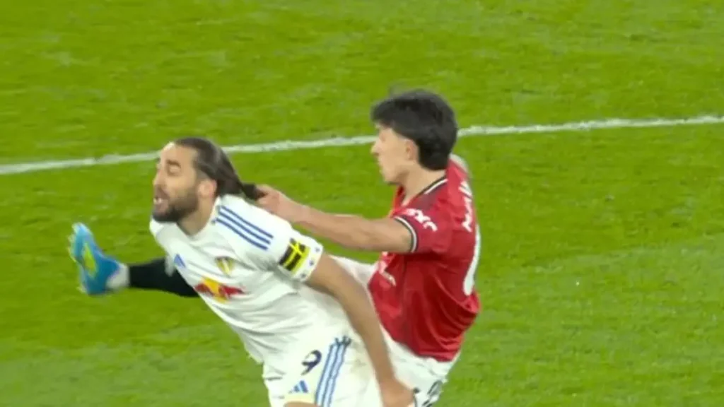 Manchester United Defender Sent Off for Grabbing Opponent’s Hair