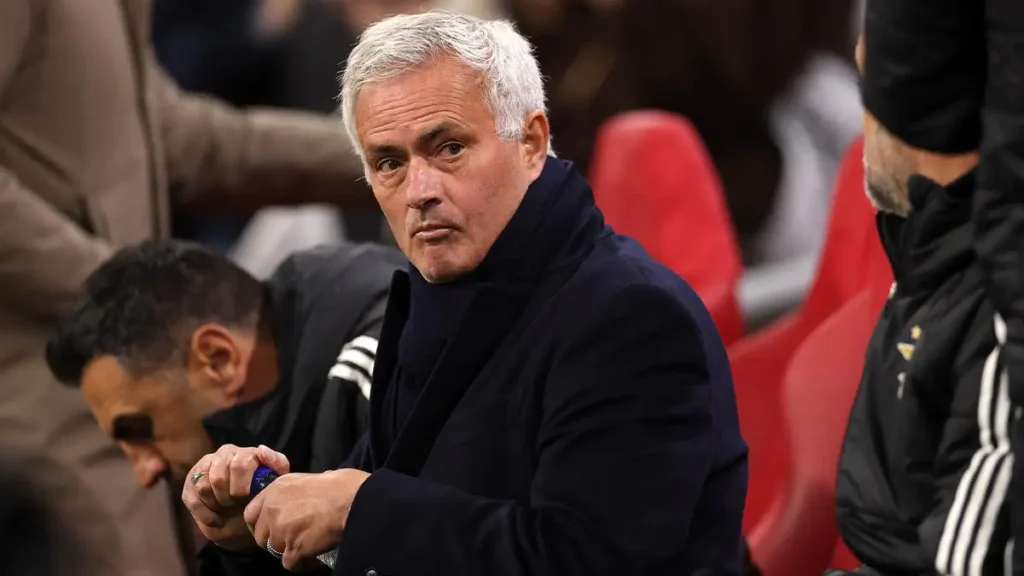 Mourinho Makes Journalists Wait at Press Conference to Check the News