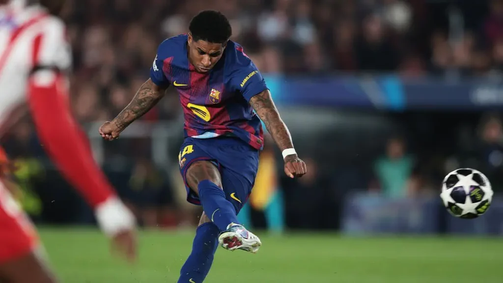 Rashford Strikes Over Keeper’s Head but Misses Wide Open Net Rashford Strikes Over Keeper’s Head but Misses Wide Open Net