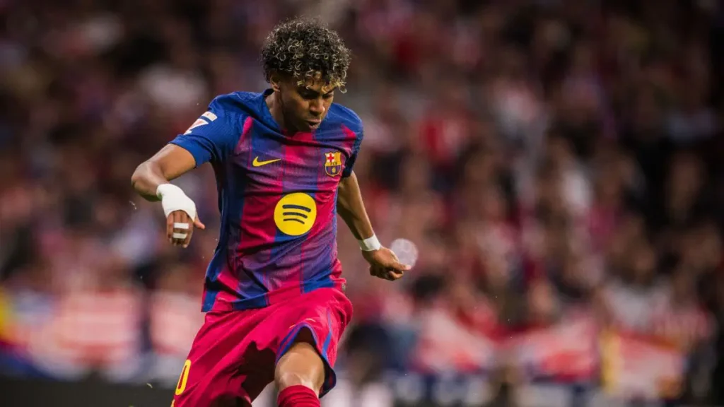 Referee Issues Red Card to Nico González for Foul on Yamal Referee Issues Red Card to Nico González for Foul on Yamal