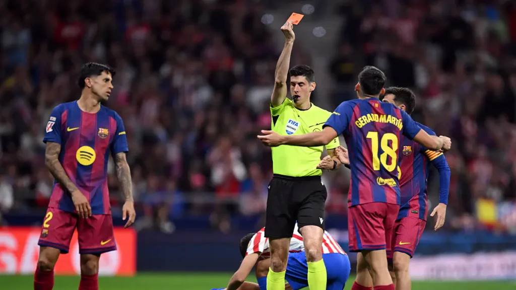 അത്ലറ്റികോ – ബാഴ്സലോണ മത്സരം: ജെറാർഡ് മാർട്ടിന്റെ ചുവപ്പ് കാർഡ് റദ്ദാക്കിയ റഫറിമാർക്കെതിരെ സി.എ.ടി നടപടി