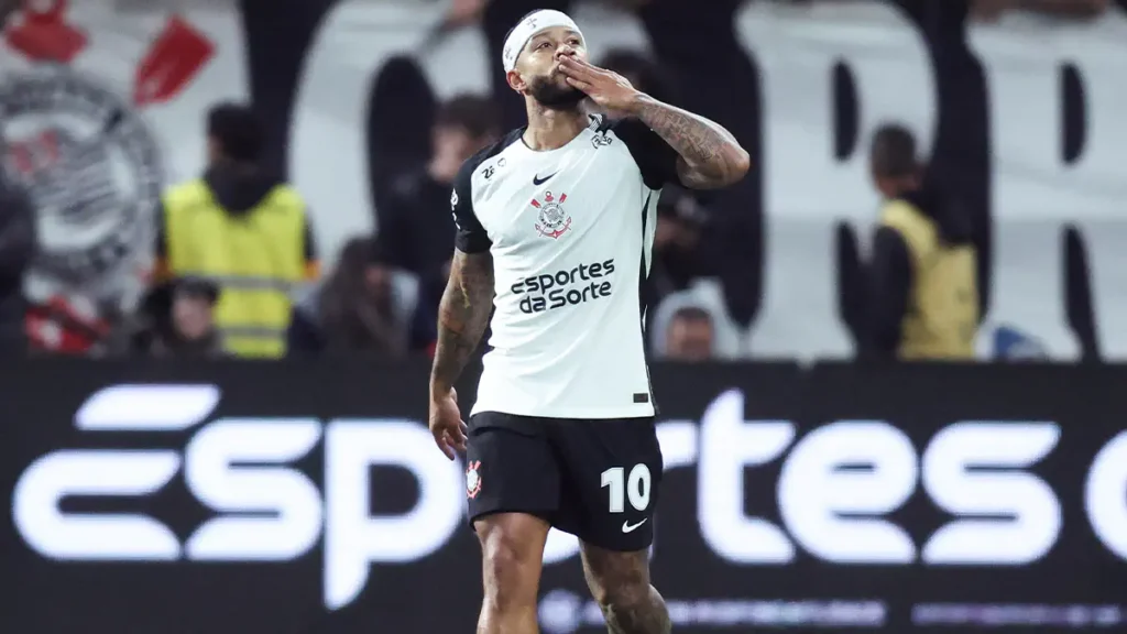 Memphis Depay Arrives at Internacional Match via Helicopter