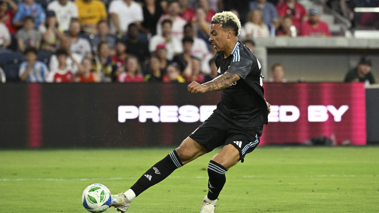 മോർഗൻ റോജേഴ്സിനെ സ്വന്തമാക്കാൻ മാഞ്ചസ്റ്റർ യുണൈറ്റഡ്; ക്ലബ്ബ് വിടാൻ താരവും തയ്യാർ