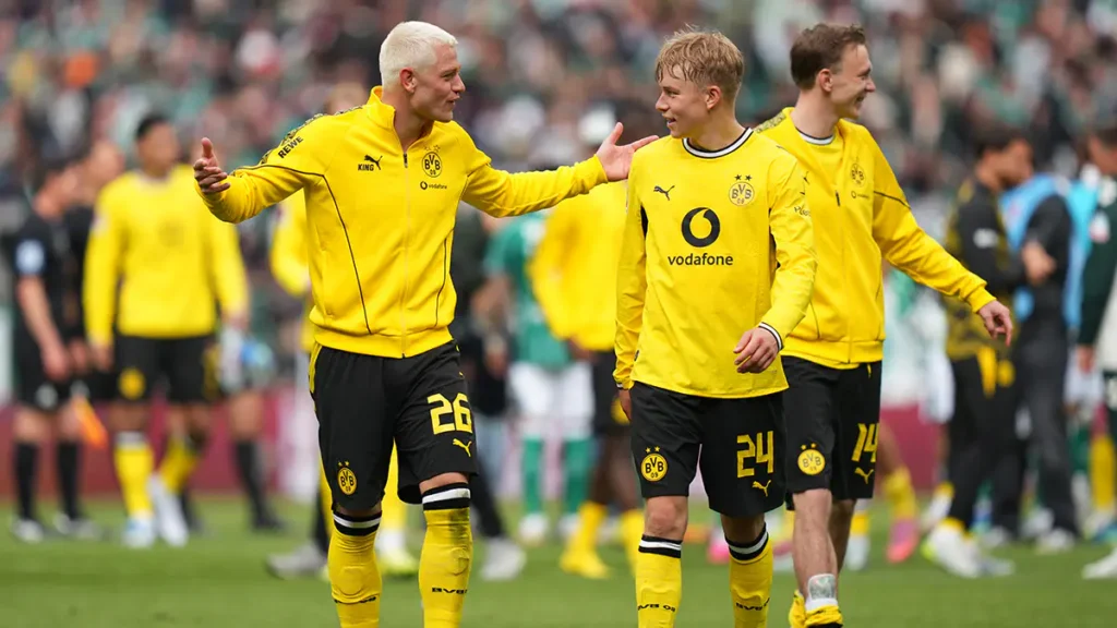 Carrick aims to bolster defense as Manchester United eyes Borussia Dortmund player Carrick aims to bolster defense as Manchester United eyes Borussia Dortmund player
