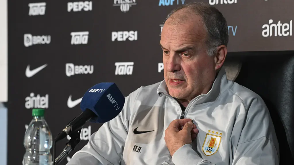 Marcelo Bielsa leaves his post as coach of the Uruguay national team Marcelo Bielsa leaves his post as coach of the Uruguay national team