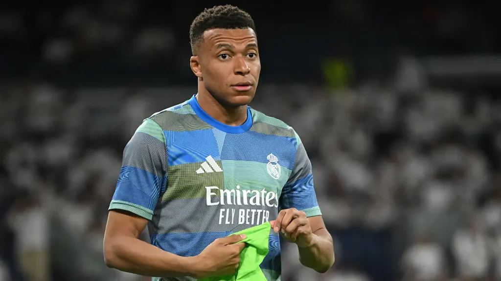 Mbappé Laughs as Tchouaméni and Valverde Clash in Training Mbappé Laughs as Tchouaméni and Valverde Clash in Training